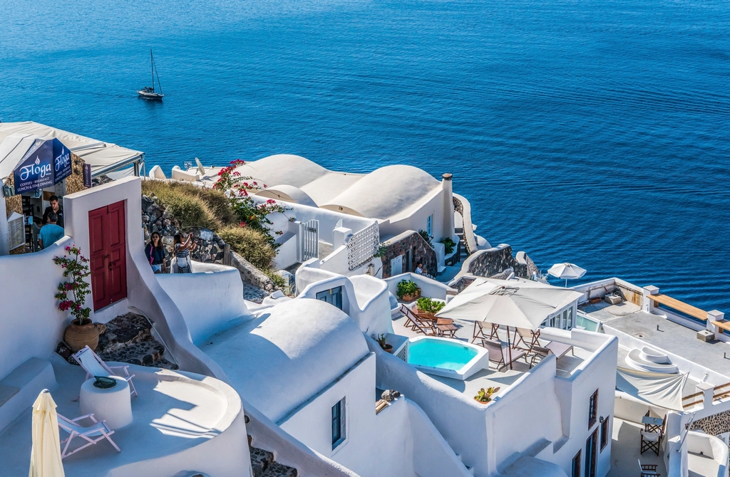 The Best Season to Travel to Santorini: When to Skip the Crowds and Heat